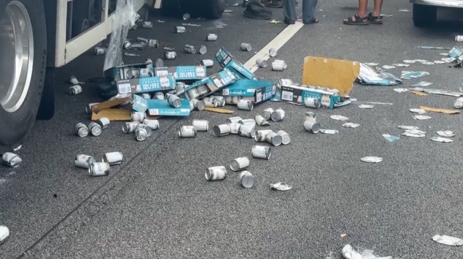 巨大撞擊!飲料罐全噴飛 散落國道掉滿地釀回堵