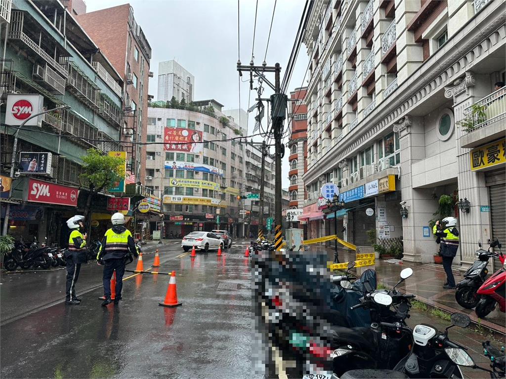 快新聞／新北蘆洲風雨交加！鐵皮遭吹飛懸掛電線　警急封鎖現場