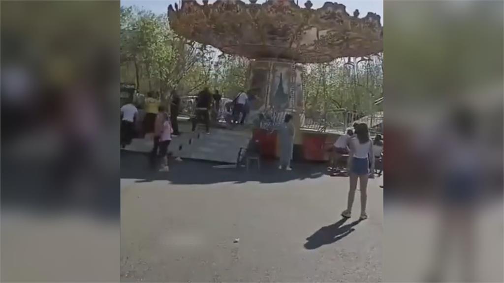 驚悚畫面曝!俄遊樂園旋轉飛椅突倒塌釀20傷 現場歡笑秒變人間煉獄