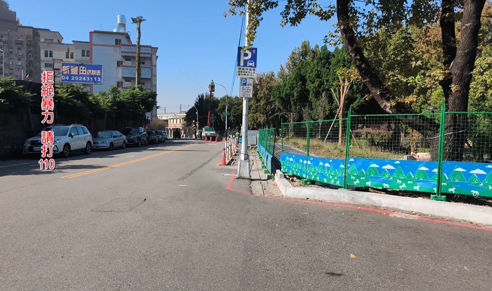 持刀攻擊? 女子公園旁遭陌生男騎腳踏車衝撞 還揮拳拉頭髮