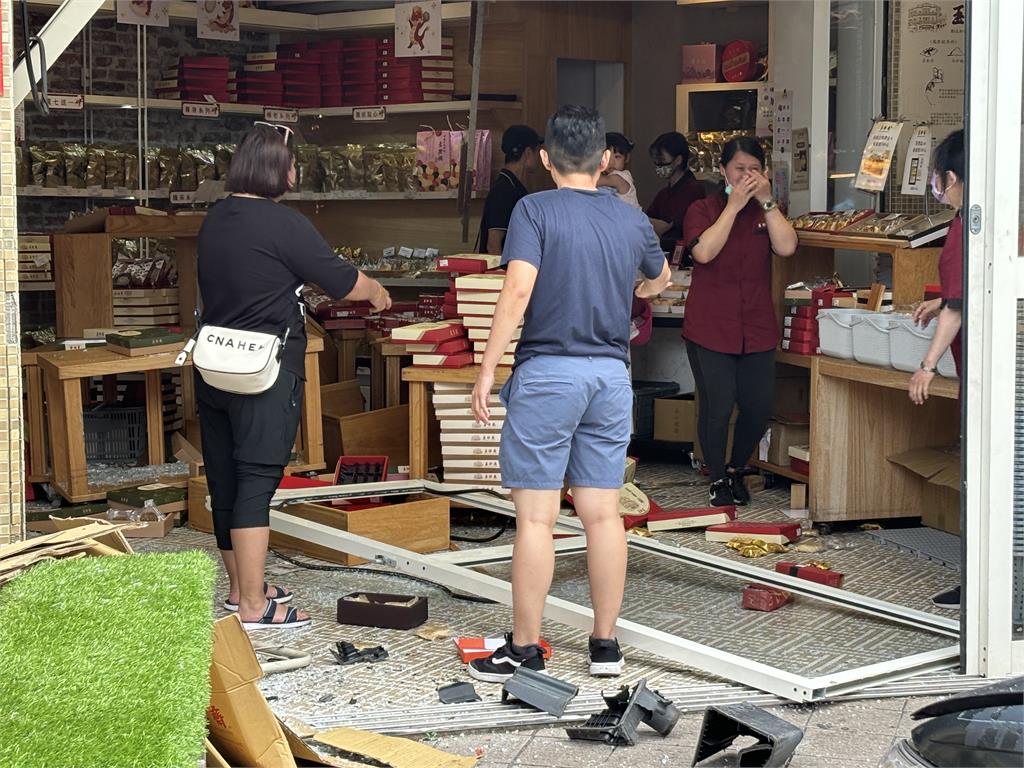 快新聞／疑煞車失靈！彰化鹿港玉珍齋遭轎車衝撞　2男受傷送醫