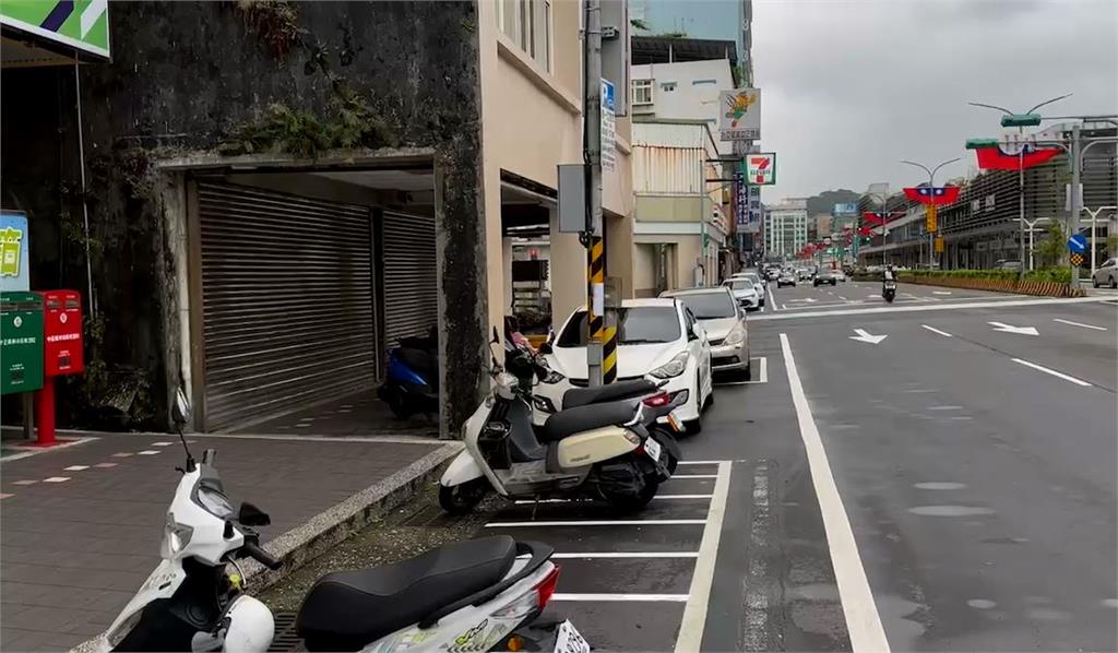 基隆機車停車格用貼的? 民眾大腳一踢「標線脫落」