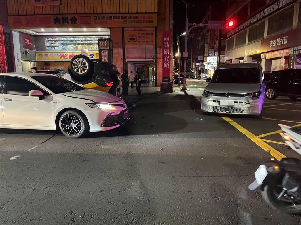 快新聞/未互相禮讓!3車行經閃黃燈路口「撞成一團」 小黃四輪朝天翻覆