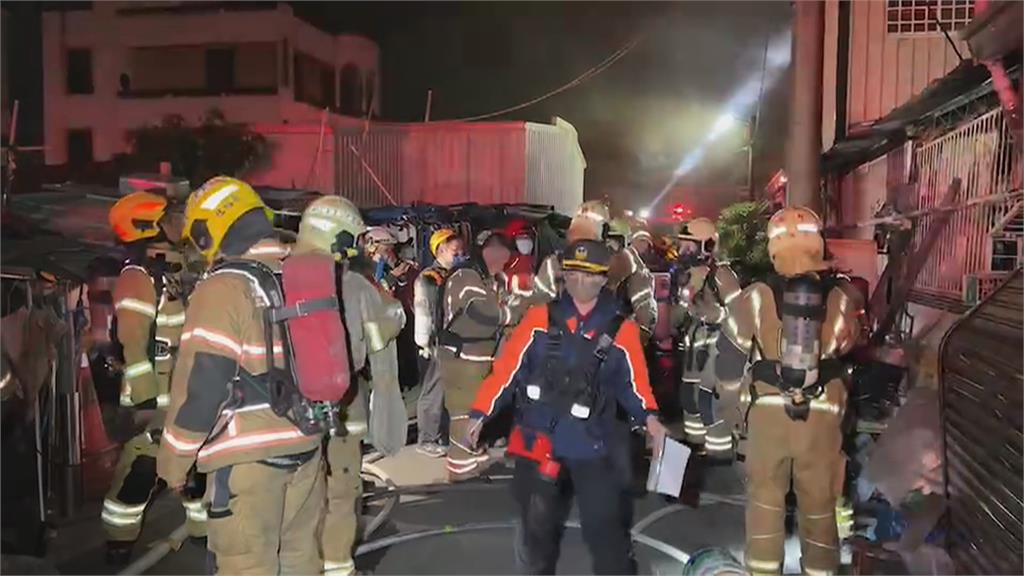 台南新化民宅神明廳凌晨起火 延燒4戶!住戶睡夢中逃生