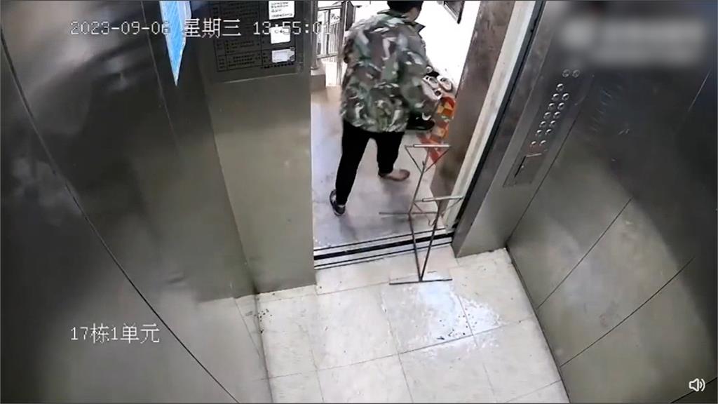 貪方便!中國大媽拖鐵架想擋電梯門 下秒門照關「卡住爆炸」冒白煙