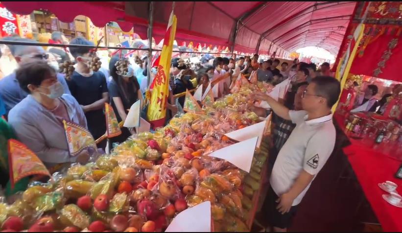 快新聞／4000公斤水果5分鐘搶光！北港朝天宮普度超熱鬧　水果山畫面曝光