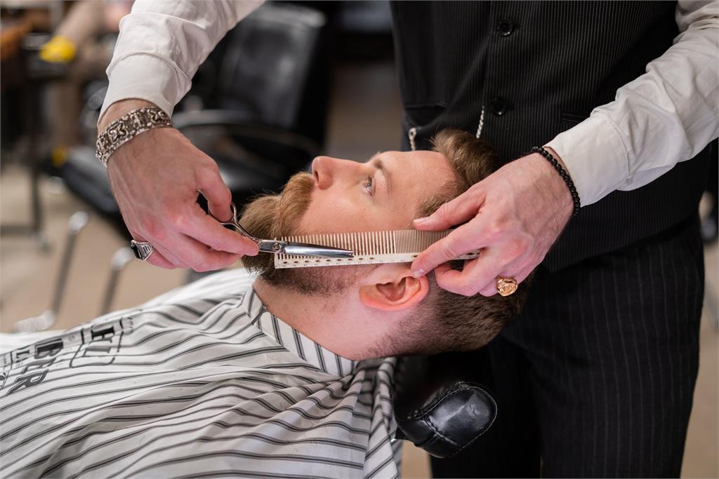 所有男人都要像塔利班？阿富汗頒「新禁令」不准理髮師替顧客剃鬍