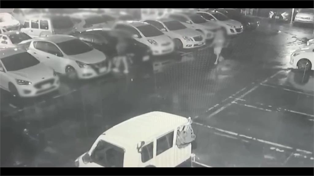 你是誰！停車場深夜尾隨女　詭異男子趁開鎖竟闖入副駕