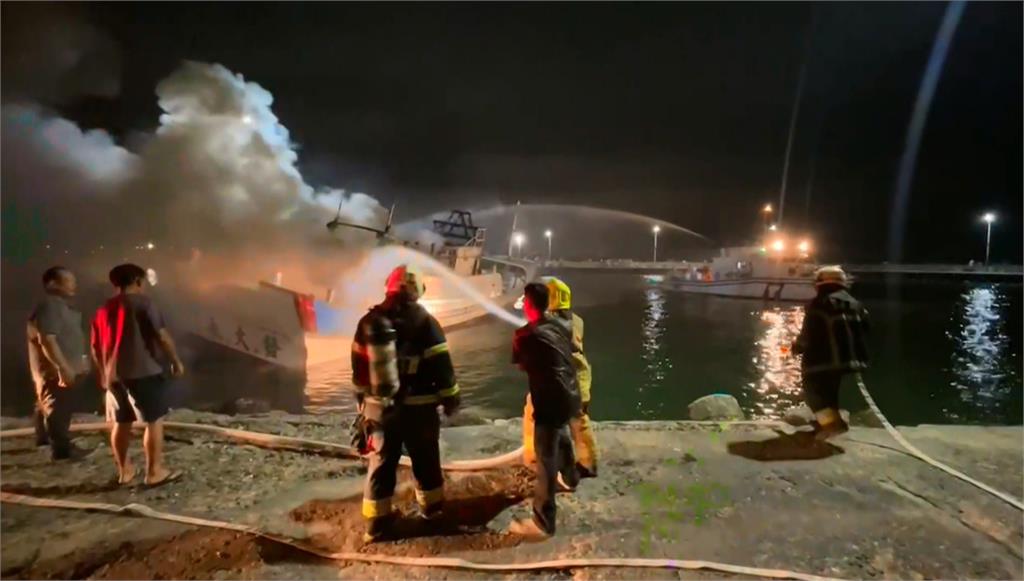 蚵仔寮漁港火燒船　3船員緊急逃生　海巡船艦灑水滅火