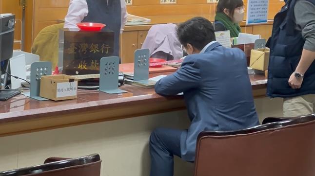 快新聞/錢籌到了? 沈慶京律師胡原龍一早現身北院