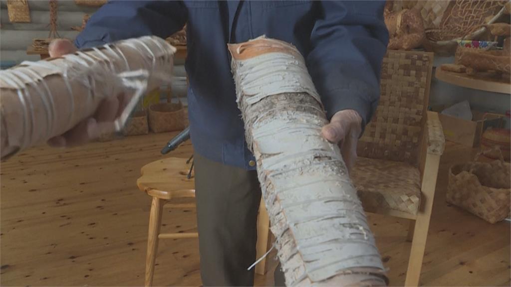 芬蘭「樹皮藝術家」巧手雕刻　樹皮條變成各式造型用品