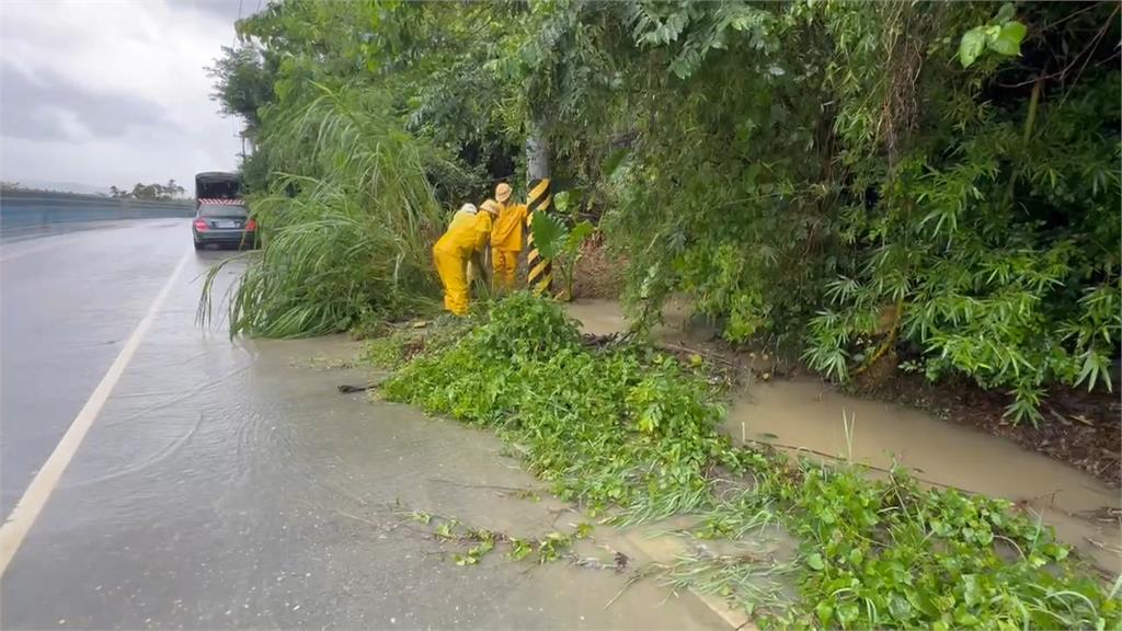 樺加沙挾狂風豪雨！　蘇花台九線多處傳「泥流瀑布」