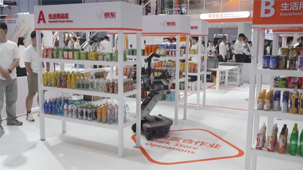 世界機器人大會北京登場 機器人失控倒地「瘋狂踢腿」