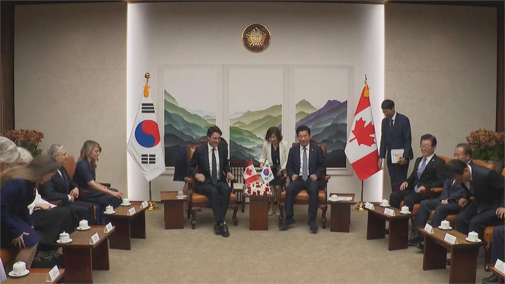 同框南韓議長出現「最萌身高差」　杜魯道「禮儀腿」合照被讚超暖！
