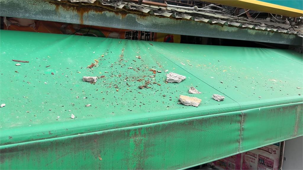 禍從天降! 民眾險遭"掉落磁磚"砸破頭 嚇壞喊:幸好跑得快