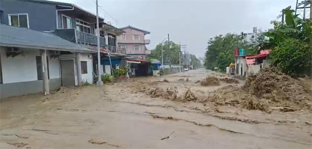 快新聞／康芮吹起花蓮10級陣風　雨水爆漲大量泥流「淹沒路面」畫面曝