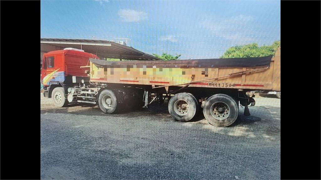 開車上班途中遇「暗器」　砂石車防捲杆掉落砸後車