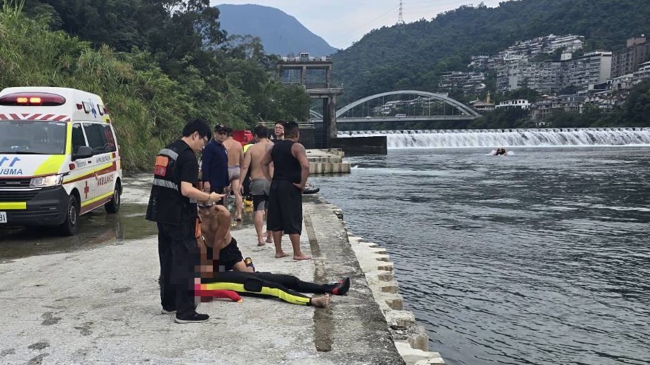 喊冤「沒情勒警消下水」溺斃男同伴遭打臉?下水消防員還原狀況:同仁被壓住…