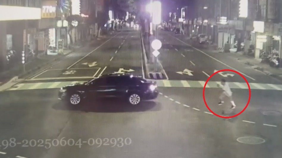 惹女友不爽「趴百萬奧迪引擎蓋」畫面超扯!他遭狂甩2圈慘跌大馬路
