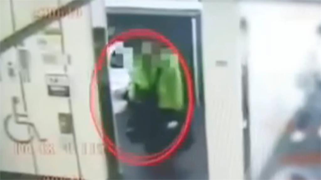 媽媽推娃娃車進洗手間忘拿包 下一秒婦人進去偷財物還丟包