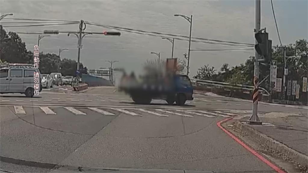 危險! 小貨車車斗坐10人翻山越嶺 後方駕駛:太危險