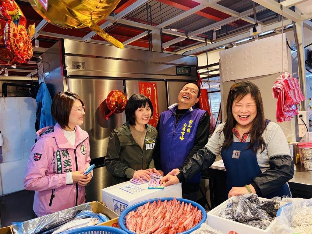 金山中繼市場開幕滿一週　周雅玲、蔡美華再度走訪傾聽攤商建議