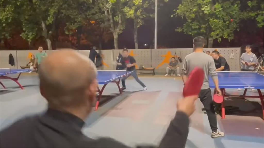 高手在民間！公園大叔把乒乓球打成職業賽　網笑：比奧運還好看