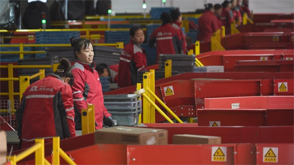 中國雙十一買氣急凍！　電商業慘淡　送貨員聊天滑手機