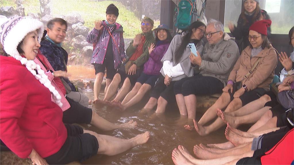 冷到被「封印」! 年輕人熱血衝陽明山 「冷到下不來」