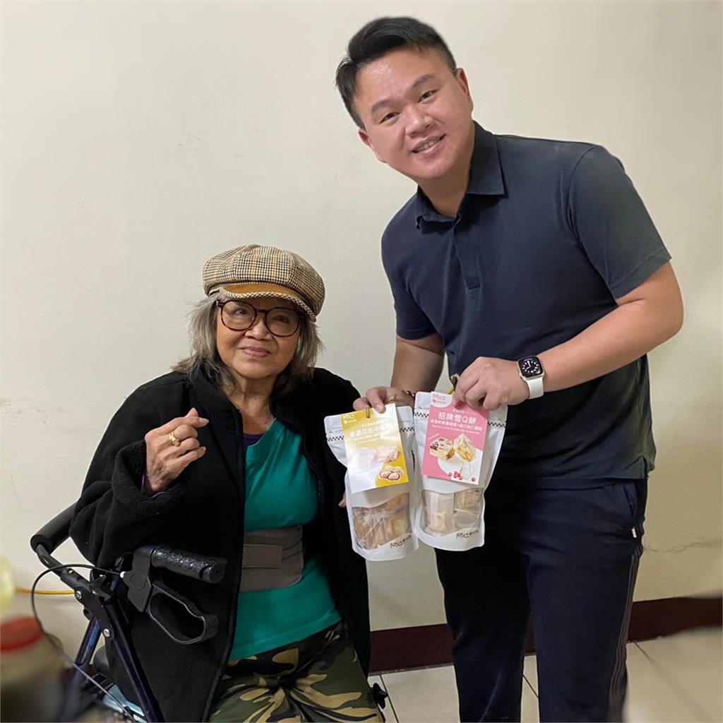 愛心不落人後！阿仁牛軋餅關懷弱勢長者
