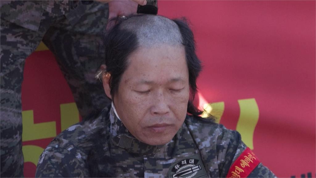 短命戒嚴！退伍軍人於總統府前「剃髮」　怒喊要尹錫悅下台