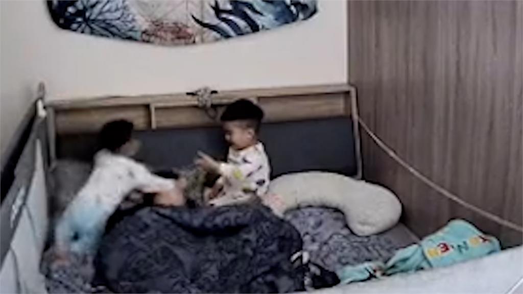 小小暖男!媽遭玩具打眼3歲兒衝來關心 「呼呼+親親」安慰感動她