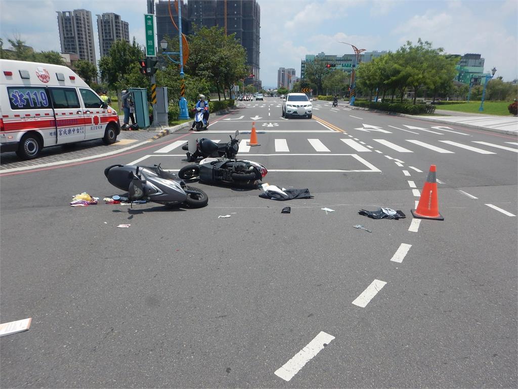 倒退嚕15秒狂轉2圈!多元計程車失控撞翻4機車 駕駛吐4字曝肇因
