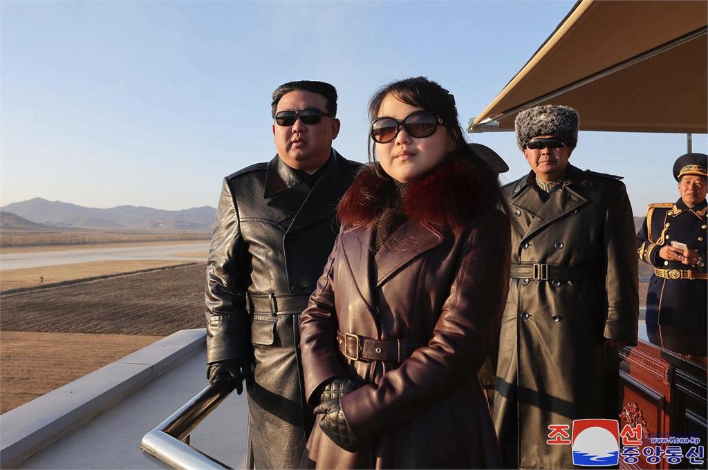 北朝鮮接班人浮出檯面?金正恩愛女「華麗穿搭」藏玄機網嘆:神複製老爸