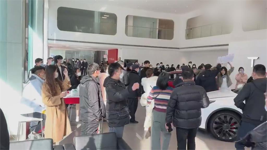 特斯拉降價中國車主氣瘋!衝門市抗議控歧視 見超香低價又下單遭網嘲