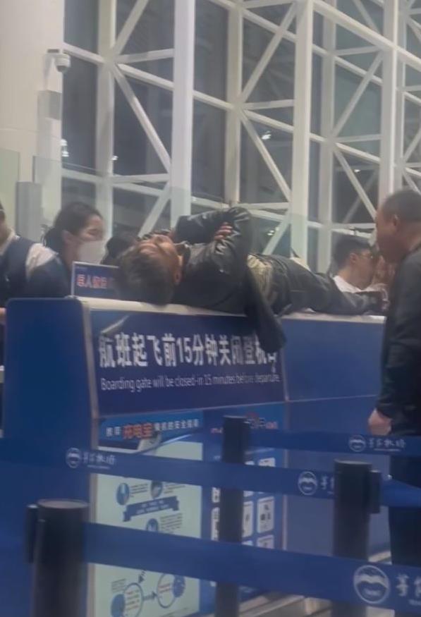 中國旅客不滿航班取消　躺櫃台耍賴：我身體有毛病