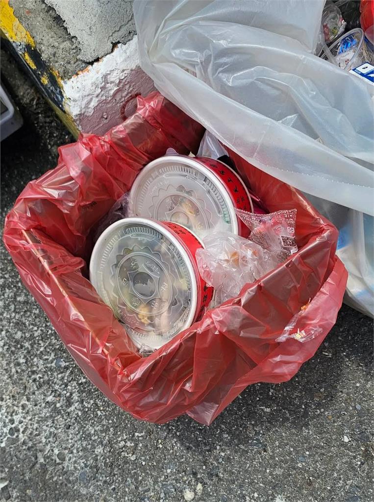 白沙屯媽祖進香「糟蹋食物」爆亂象!他曬「路邊真實照」全網氣炸:再虔誠都枉然