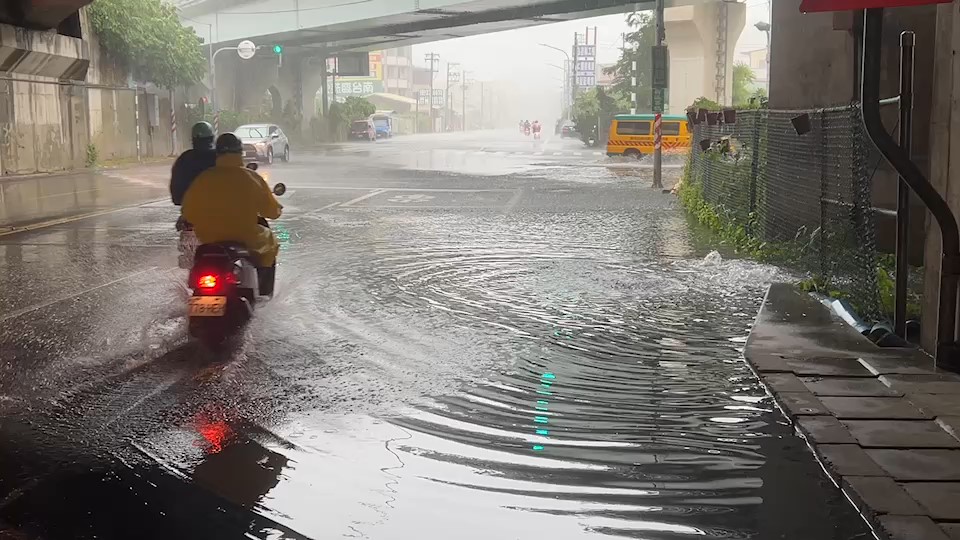 快新聞／大雷雨襲來！台南路面積水　機車騎過激大片水花　