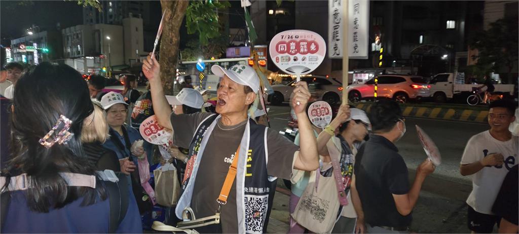 金馬男星陳慕義現蹤夜市挺罷!「扯嗓嗆聲畫面曝光」高喊:726守護台灣