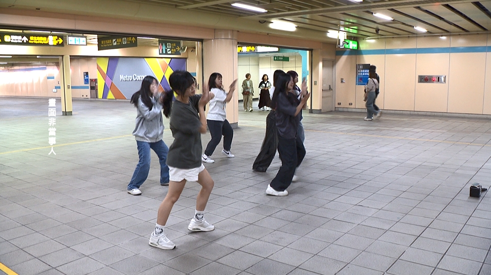 練舞遭街友丟便當和湯 學生自嘲「沒給餐具負評」