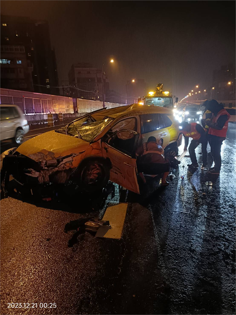 快新聞／國道1號計程車自撞護欄「車頭全毀」　35歲駕駛一度卡車內