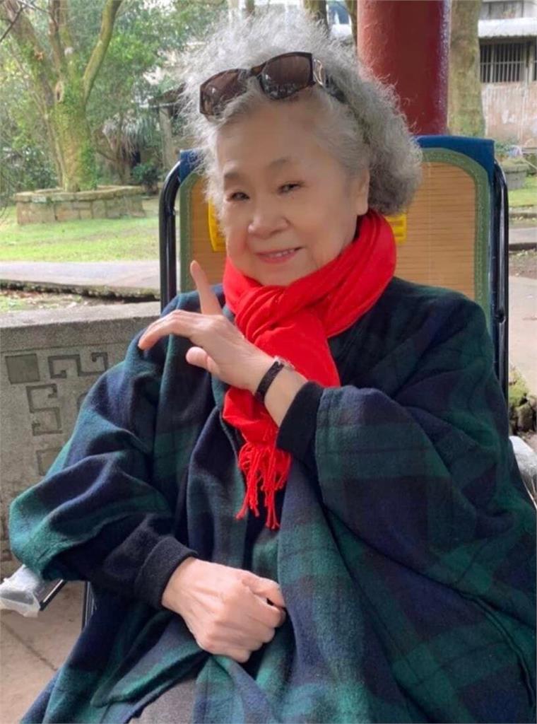 暴瘦跛腳消失螢光幕3年　89歲素珠阿姨突發文「罕曝近況」！