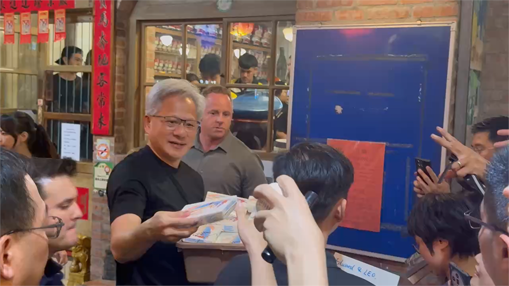 快新聞／黃仁勳「兆元宴」秀「拋投」！小朋友接過飲料超嗨