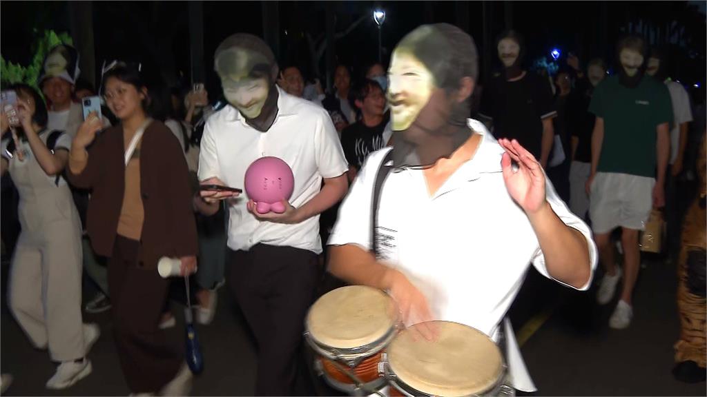 今年萬聖節最夯裝扮！台大學生穿白衣扮「盧媽媽打鼓」