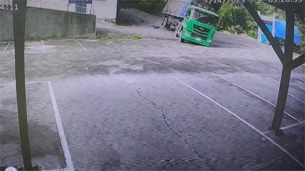 驚險畫面曝!垃圾車失控側翻 摔入精舍「南無阿彌陀佛」雨遮