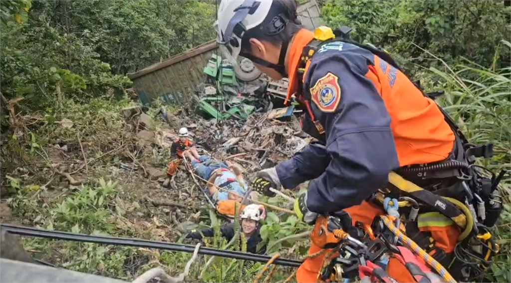 快新聞／宜蘭台九線大貨車「衝破護欄墜邊坡」！幸駕駛意識清楚　緊急送醫救治