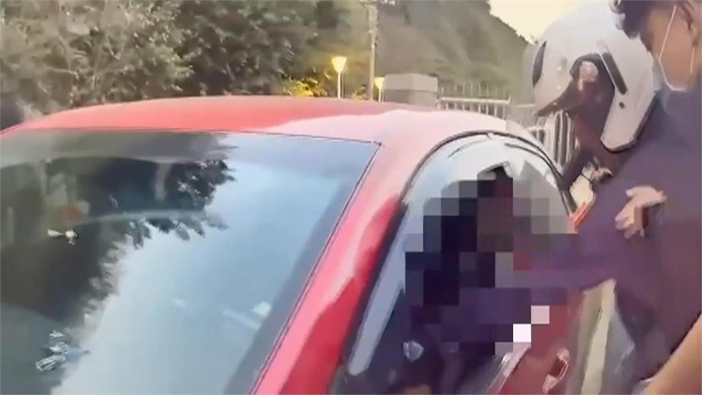 無照女毒駕借友車上路! 拒檢逃逸裝沒事"車上吃便當"