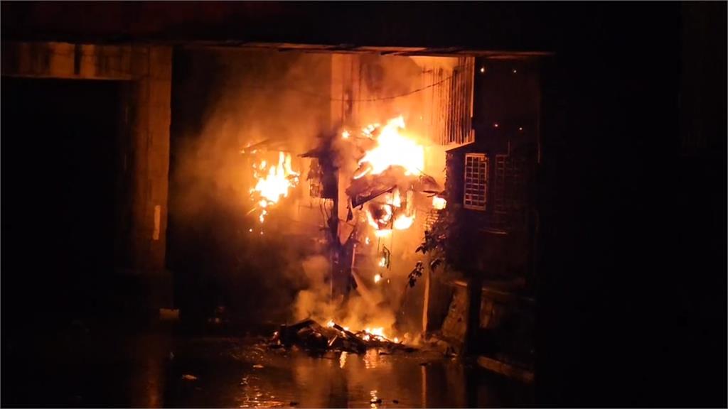 快新聞／基隆暗夜惡火！鐵皮屋「燙到發紅」　駭人景象曝光了