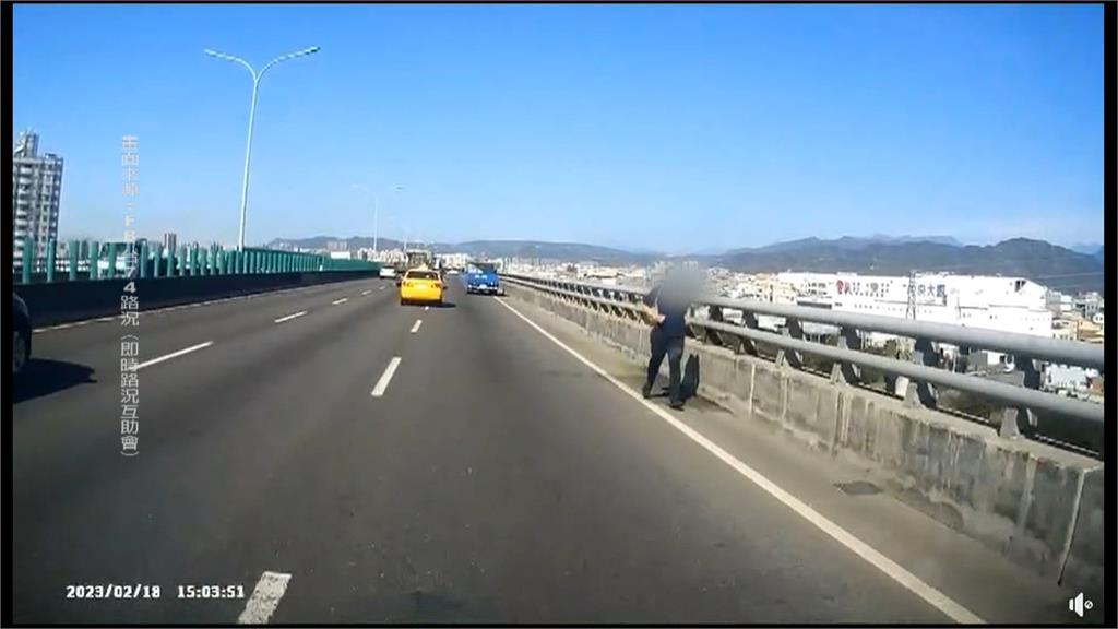 台74線驚見「雙人沙發」駕駛下車跑步搬回 危險!警將通知車主說明並開罰