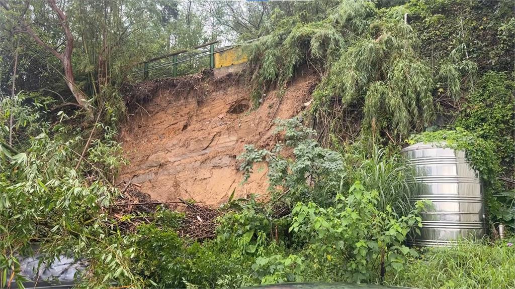 快新聞／北台灣強降雨釀災情　竹東土石滑落、路樹倒塌畫面曝光